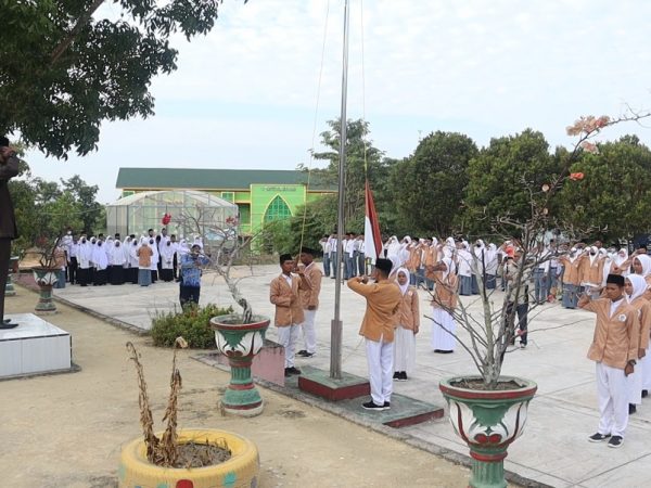 Ketua DPRD Kabupaten Karimun Pimpin Upacara Bendera Senin Pagi di MAN Karimun pada Hari Pertama Masuk Madrasah